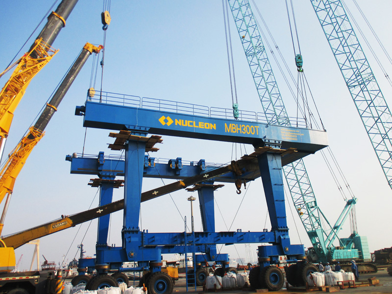 Mobile Boat Hoist Gantry Crane independently developed and manufactured