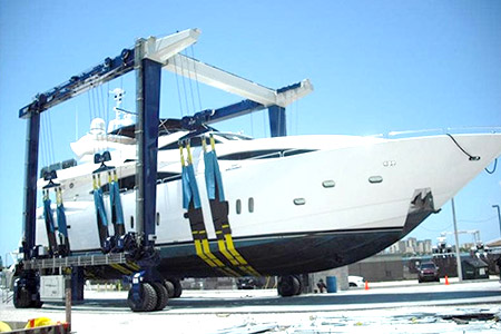 Travel lift crane